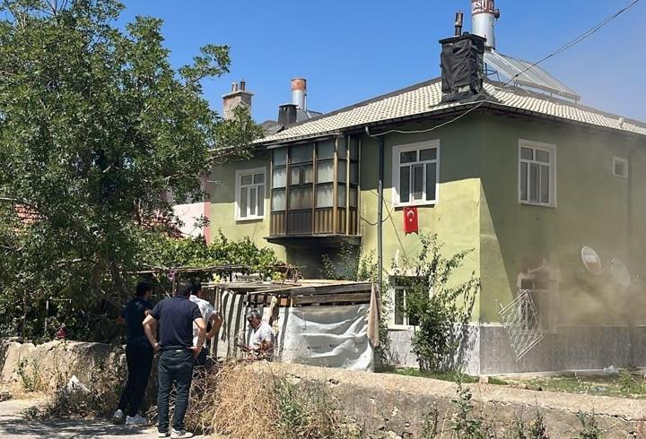 2 katlı evde yangın çıktı: içerideki 6 çocuğu itfaiyeciler kurtardı