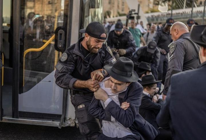 İsrail'de 'zorunlu askerlik' karşıtı Haredilere polisten sert müdahale