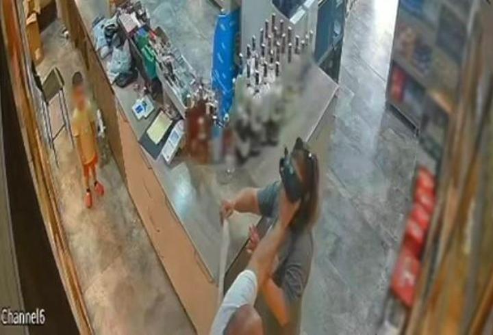 Vahşet anı kamerada: Çocuğunun önünde eşini boğmaya çalıştı