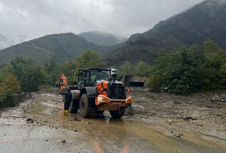 Sakarya'da heyelan nedeniyle 2 mahalleye ulaşımın sağlandığı yol kapandı