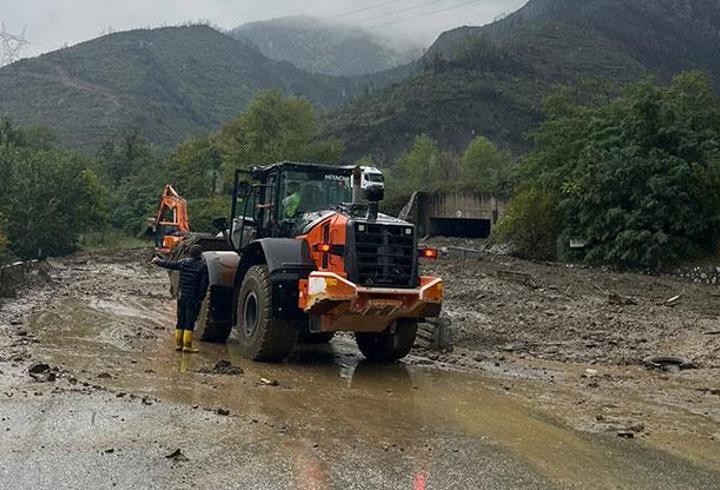 Sakarya'da heyelan: Yol kapandı