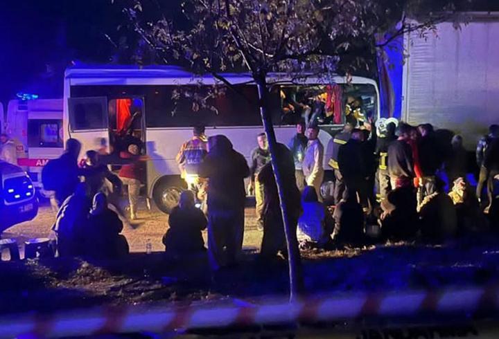 Tarım işçilerini taşıyan midibüs, TIR'a çarptı: 17 yaralı