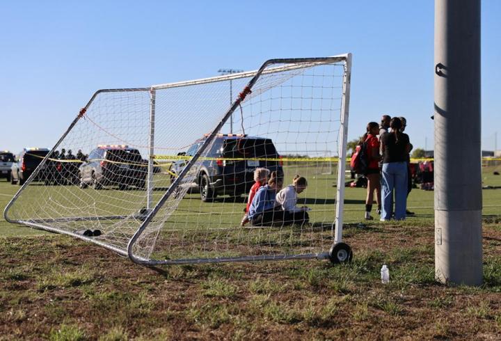 ABD'de araç futbol sahasına girdi: 2 ölü, 11 yaralı