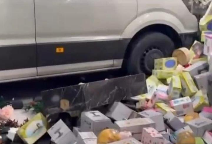 Mağazaya giren minibüsün altında kalmaktan son anda kurtuldular