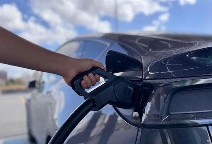 Elektrikli araç şarjında yeni dönem: İstasyonların kurulabileceği alanlar genişliyor