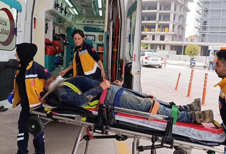 İnşaat iskelesinden başına tahta parçası düşen işçi ağır yaralandı