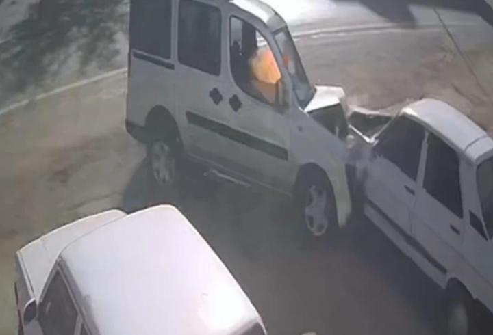 Ehliyetsiz sürücünün kontrolünden çıkan hafif ticari araç, 2 otomobile çarptı; kaza kamerada