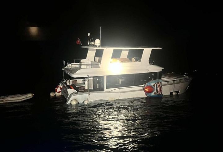 Su alıp batma tehlikesi geçiren teknedeki 2 kişi kurtarıldı