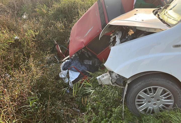 Hafif ticari araç ile çarpışan otomobil kanalete düştü: 1 ölü