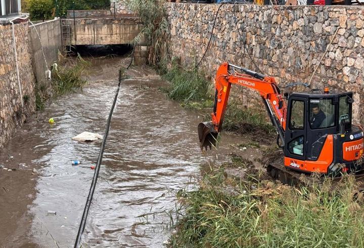 Bodrum'da sağanakla mücadele: Yollar göle döndü, iş yerlerini su bastı