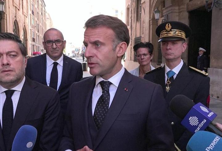 Macron’dan sanal medya sözleri: “Demokrasilerimize zarar veriyor”