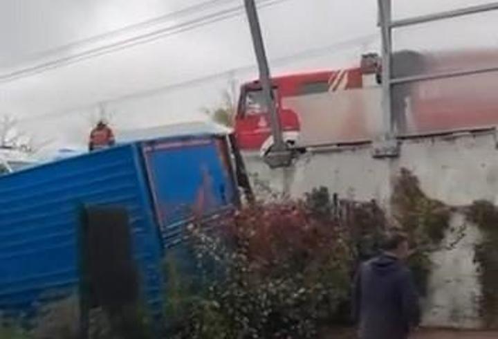 Sultangazi'de 2 araca çarpan kamyon bahçeye düştü -1