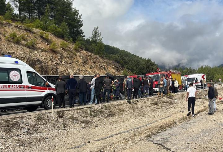 Isparta-Antalya kara yolunda yolcu otobüsü devrildi: 1 can kaybı