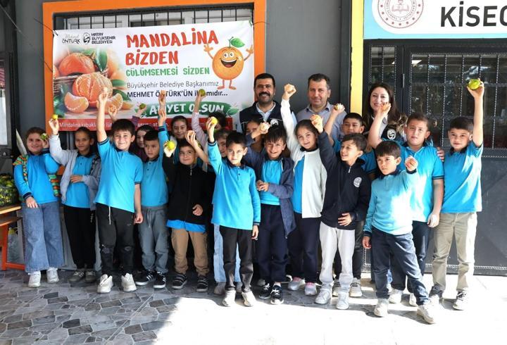 Üreticiden alınan 100 ton mandalina öğrencilere dağıtıldı
