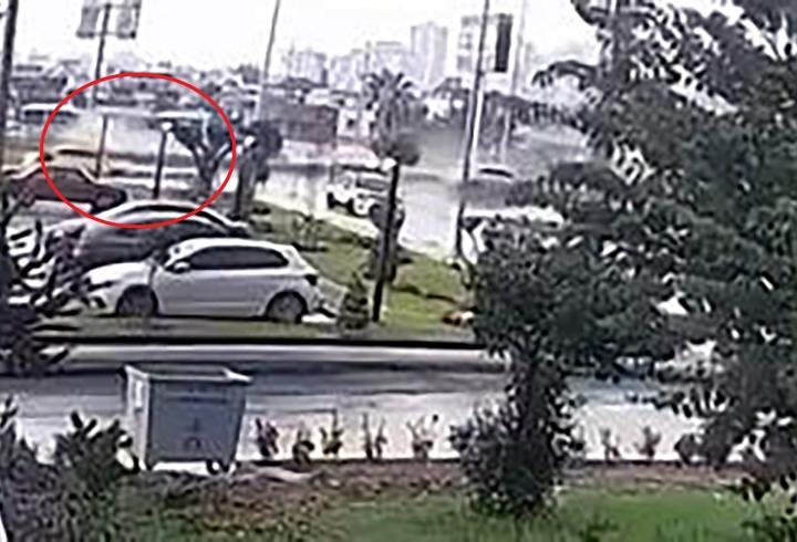 Otomobilin direğe çarptığı, sürücünün öldüğü kaza kamerada