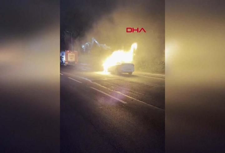 Sultangazi'de seyir hâlindeki otomobil alev aldı!