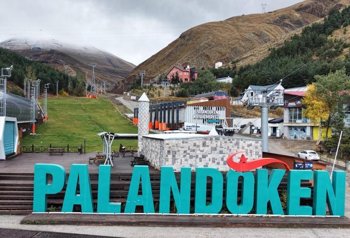 Palandöken Dağı’nın zirvesi karla kaplandı