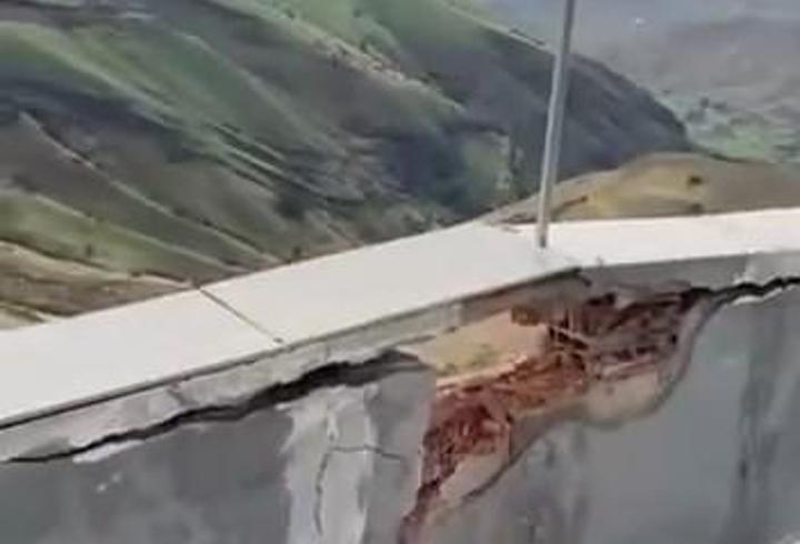 Siirt’te sağanak ve dolu hayatı olumsuz etkiledi, binaya yıldırım isabet etti