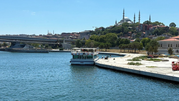 Haliç’te tur teknesi köprü ayağına çarptı! Personel denize düştü