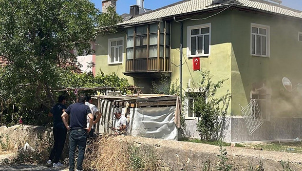 Anne babaları işteyken evde yangın çıktı: Kilitli kalan 6 kardeşi itfaiye kurtardı