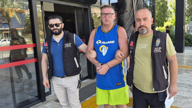 Antalya'da Türk bayrağına tüküren İngiliz turist tutuklandı