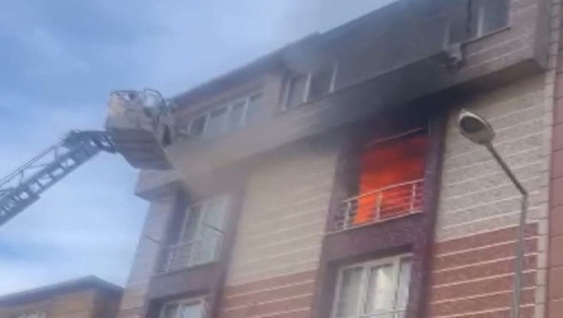Esenyurt'ta alevlerin sardığı binada can pazarı: 1'i bebek 5 kişi böyle kurtarıldı