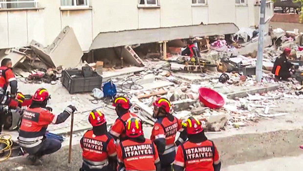 Çöken binanın 4 katı kaçak... İstanbul’da apartman göçtü: 5 ölü