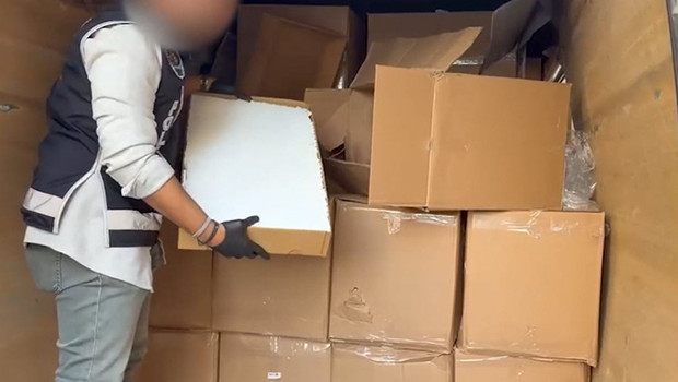 İzmir'de seyyar kaçakçılık darbesi: Minibüs dolusu makaron yakalandı