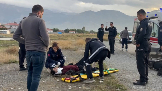 Erzincan'da motosiklet kazası: Sürücü yola savrulup yaralandı