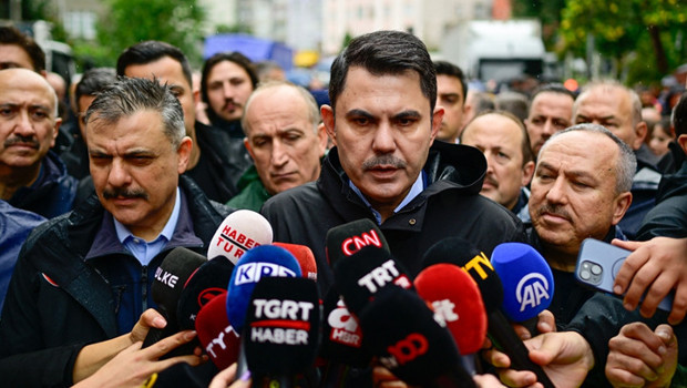 Bakan Kurum ve Bakan Çiftçi Ayazağa'da incelemelerde bulundu! 'Kayıp 4 vatandaş aranıyor! 60 bin personel sahada'