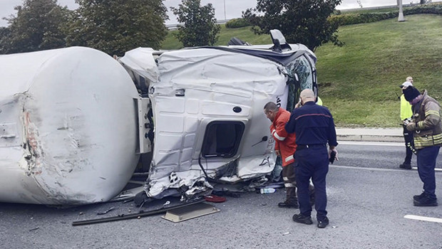 Bakırköy'de tanker devrildi: 1 kişi yaralandı