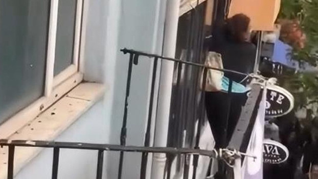 "İmdat polis yok mu" diye feryat etmişti: Tabeladan düşen kadın hastanelik oldu