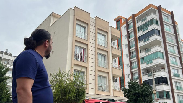 Satın aldığı eve yaklaşık iki yıldır giremiyor! 'Hem mal sahibiyim hem de üstüne para veriyorum'