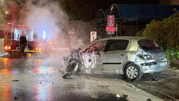 Park halindeki araçlara çarpan otomobil alev aldı: 2 kişi yaralandı