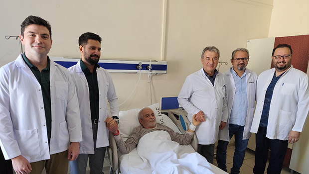 Türkiye'de ilk kez gerçekleştirildi: Sağ böbreği leğen kemiğinde olan hastaya başarılı operasyon