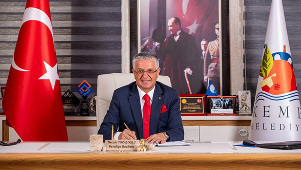 Kemer Belediye Başkanı Necati Topaloğlu ve 8 meclis üyesi CHP'den istifa etti