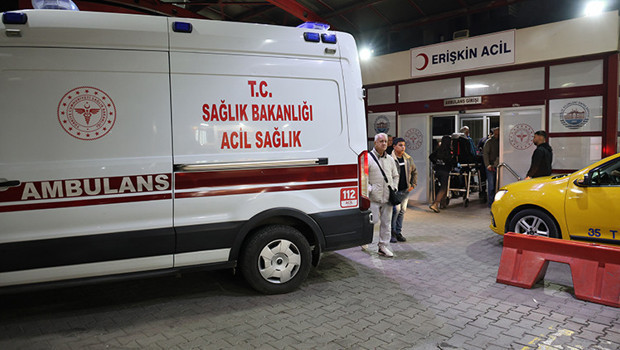 İzmir sahilinde laf atma kavgası: Kulağını ısırarak kopardı