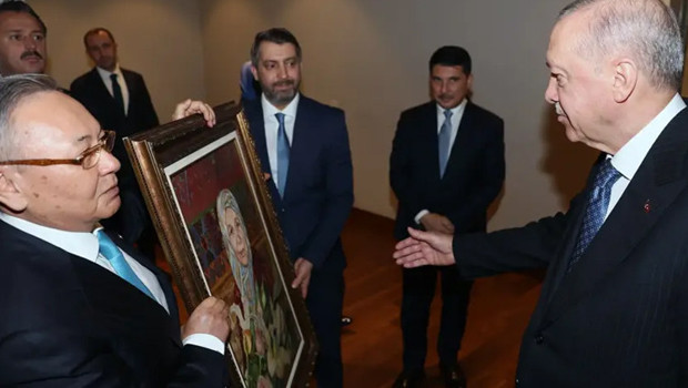 "Kurultay Fenomeni" adlı eser ve Tenzile Erdoğan portresi Cumhurbaşkanı Erdoğan'a takdim edildi