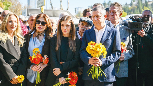 Özel'den Kışlalı’ya çiçek