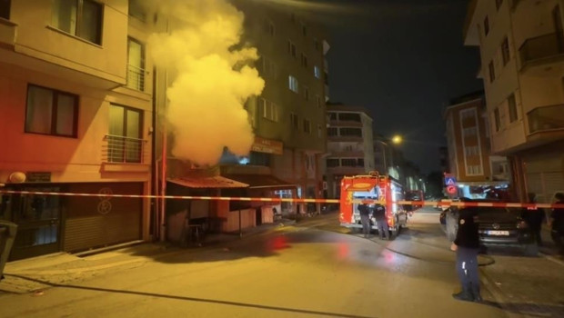 Kıraathanede gece yarısı çıkan yangın korkuttu