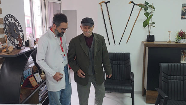 "Ayağın kesilecek" denilen 72 yaşındaki madenciye umut olan tedavi: Yeniden ayağa kalktı