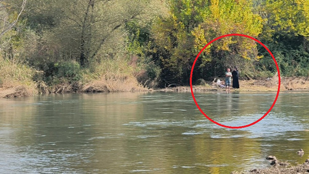 Piknik yaparken nehir taştı: Mahsur kalan 2 kişiyi itfaiye botla çıkardı