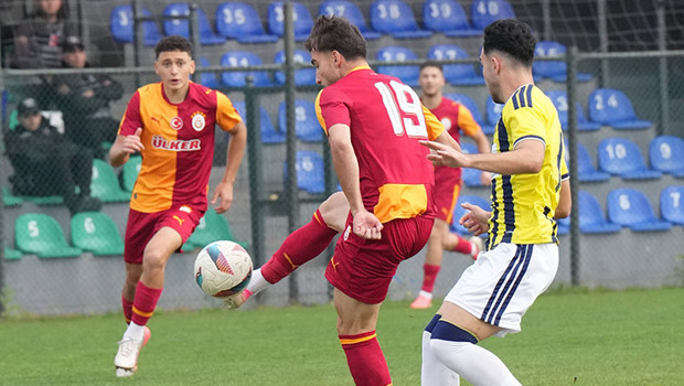 Günün ilk derbisinde Galatasaray, Fenerbahçe'yi mağlup etti!