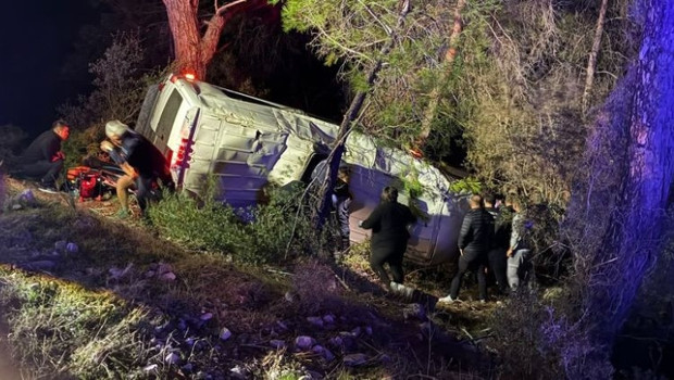 Minibüs şarampole devrildi… 15 kişi yaralandı