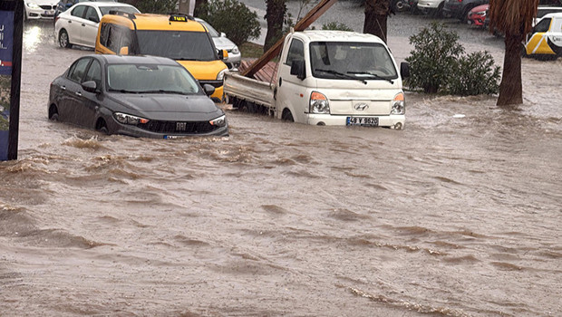 Bodrum’da sağanak cadde ve sokakları göle çevirdi: Araçlar yolda mahsur kaldı
