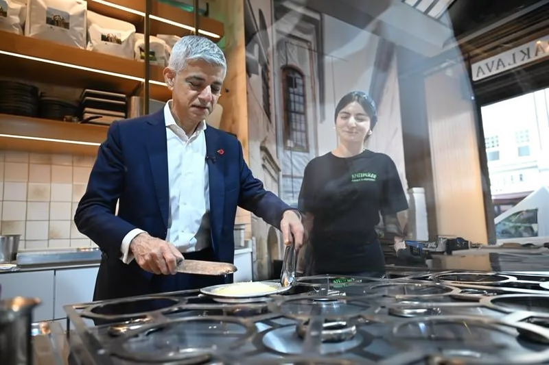 Londra Belediye Başkanı Khan, Türk restoranında künefe yaptı