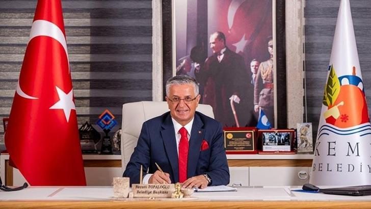 Kemer Belediye Başkanı Topaloğlu ve 8 meclis üyesi CHP'den istifa etti