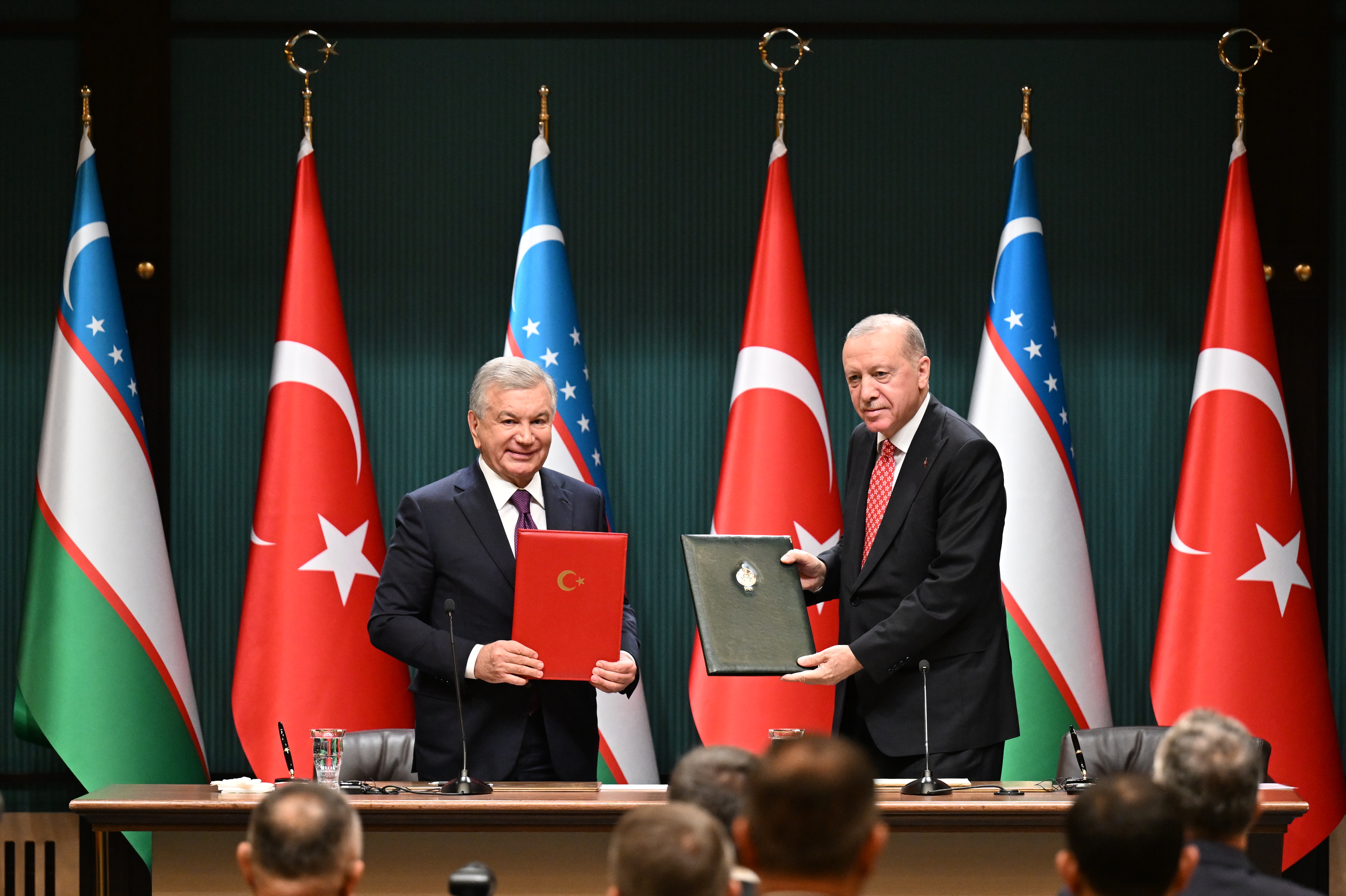 Cumhurbaşkanı Erdoğan, Özbekistan Cumhurbaşkanı Mirziyoyev ile görüştü. 5 anlaşma imzalandı