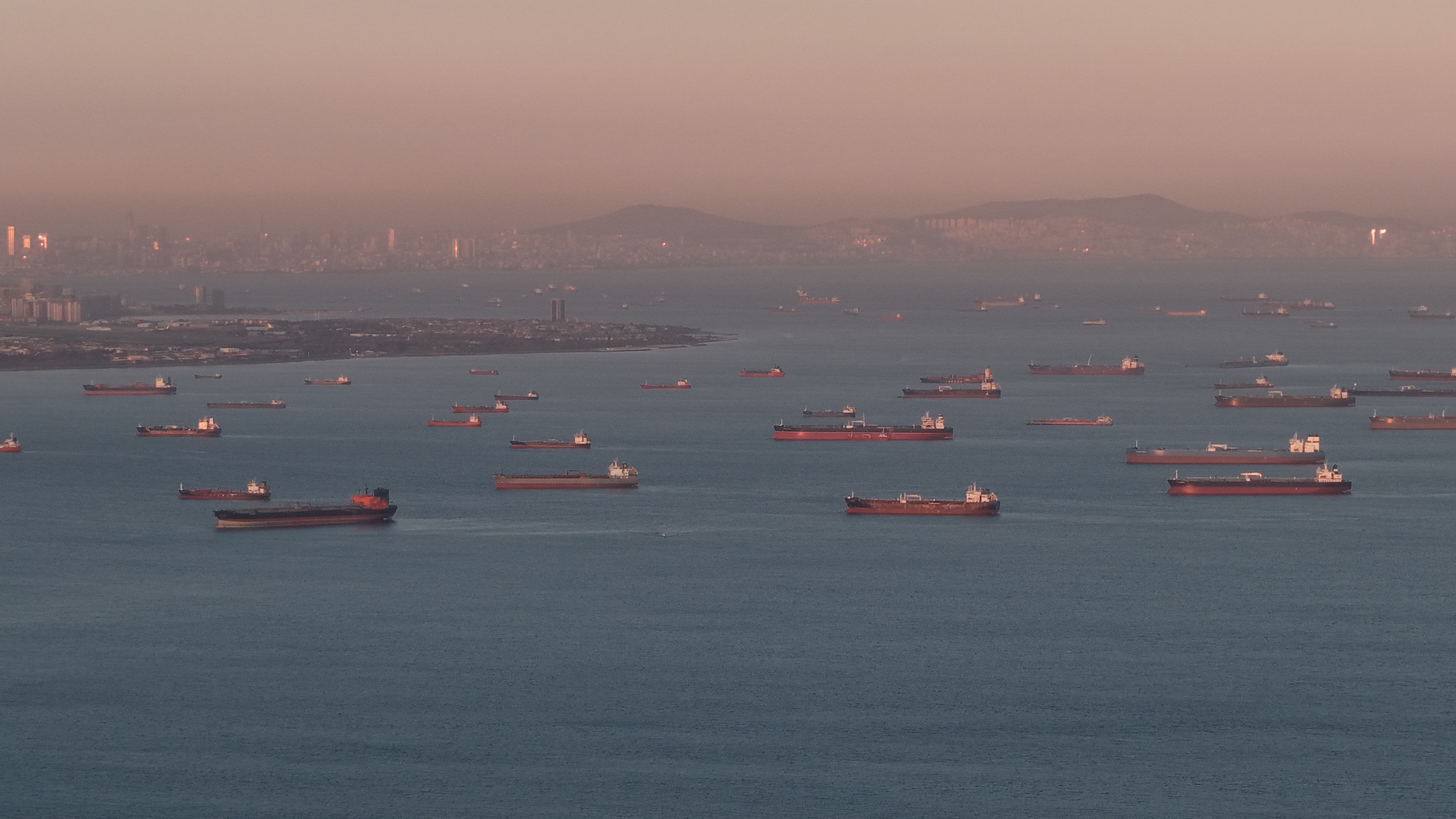 İstanbul açıklarındaki tanker yoğunluğu havadan görüntülendi