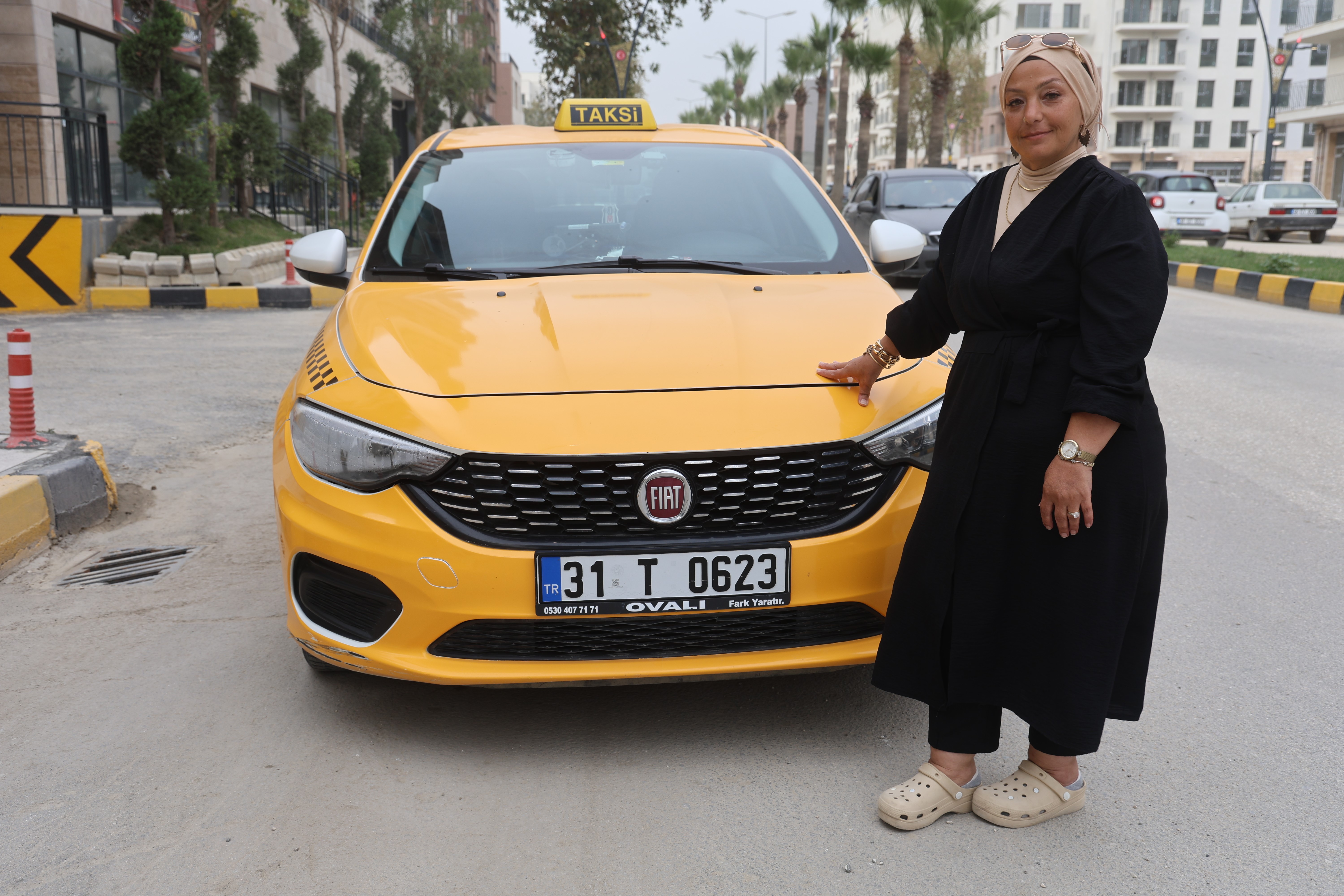 Ağabeyinin emanetine sahip çıkan kadın, kentte taksicilik yapıyor